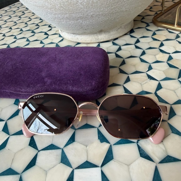 Gucci Women's Sunglasses Oval Frame in Light Gold - Picture 3 of 10